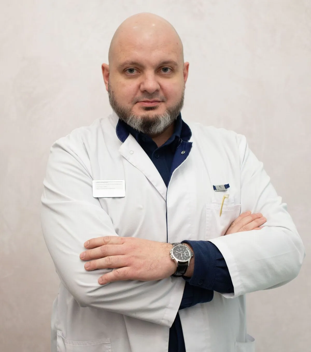 Главный врач клиники Вивантес в медицинском халате